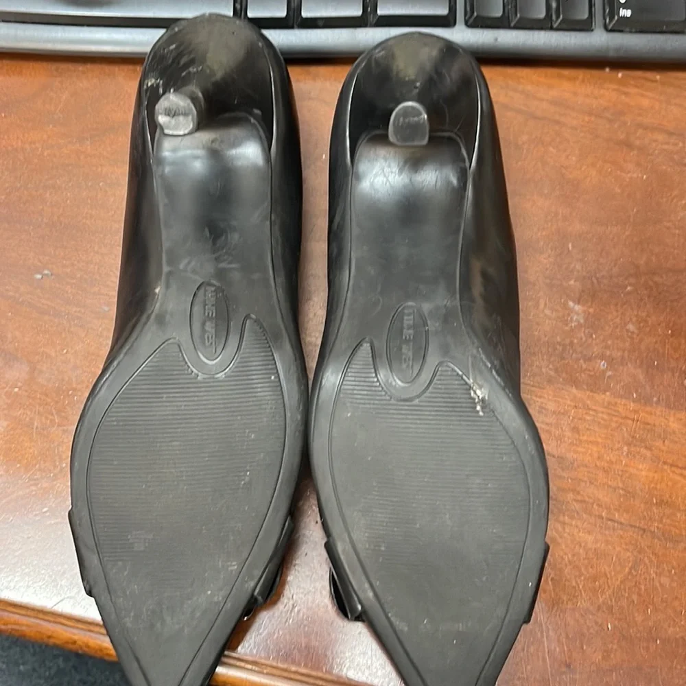 Women’s Nine West Black Leather Pumps Size 7.5M